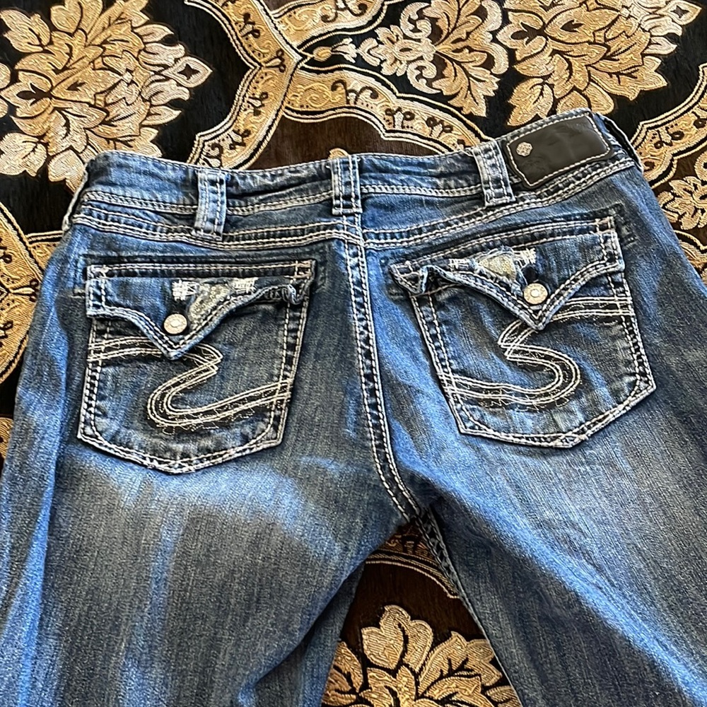 Gently used silver jeans. From a smoke free pet free home. Inseam is 33